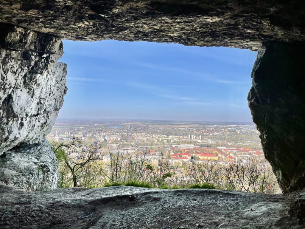 Tatabánya látnivalói: Turul emlékmű és a Szelim-barlang / Magyarország