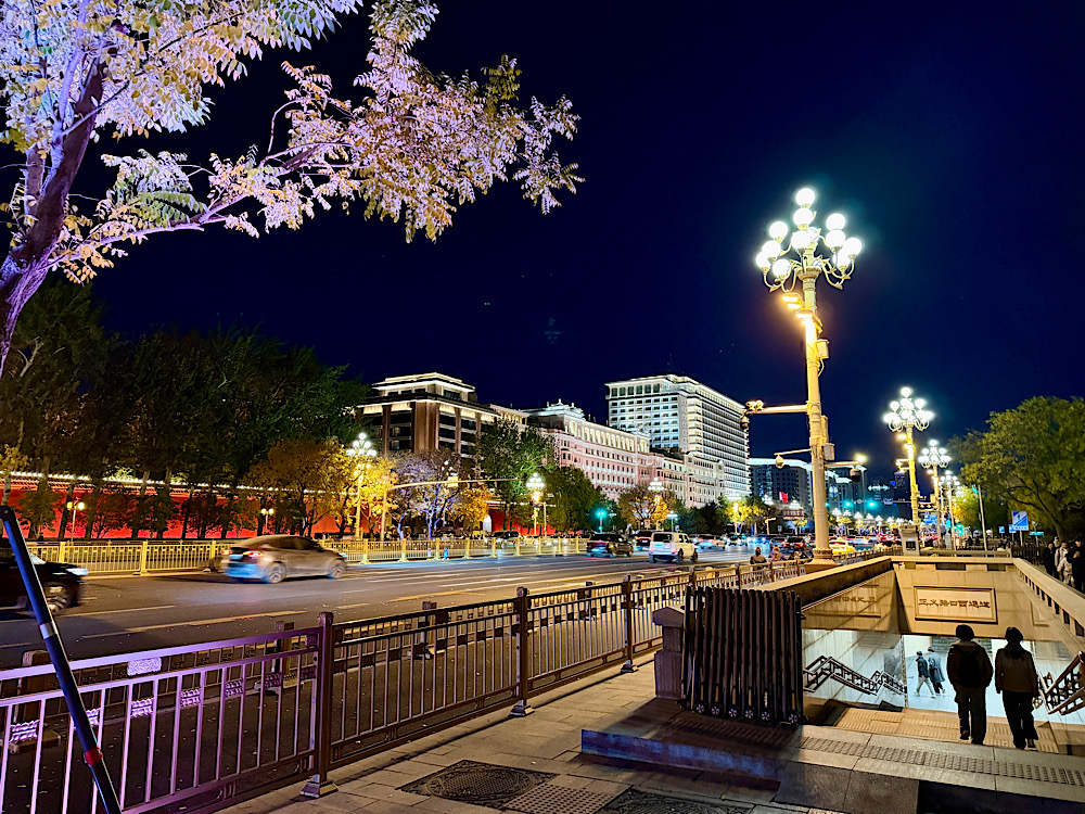 Peking egy este alatt – elektromos autók, kamerák és robotok mindenhol / Kína